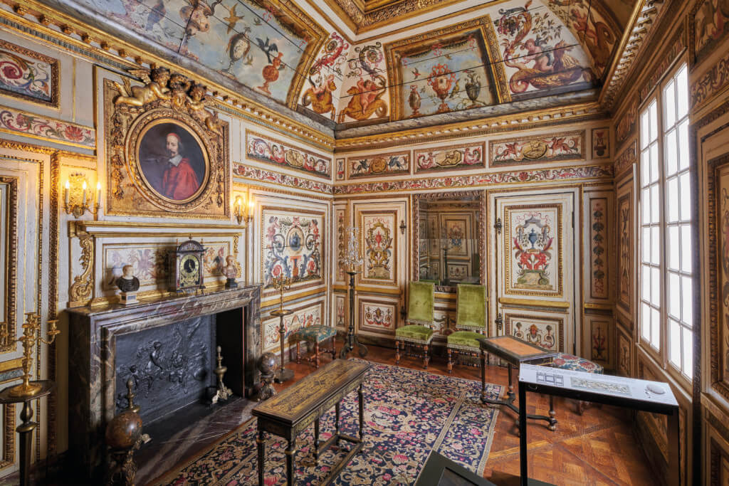 Une des 'period rooms' représentant le cabinet de l'hôtel Colbert de Villacerf. © DR