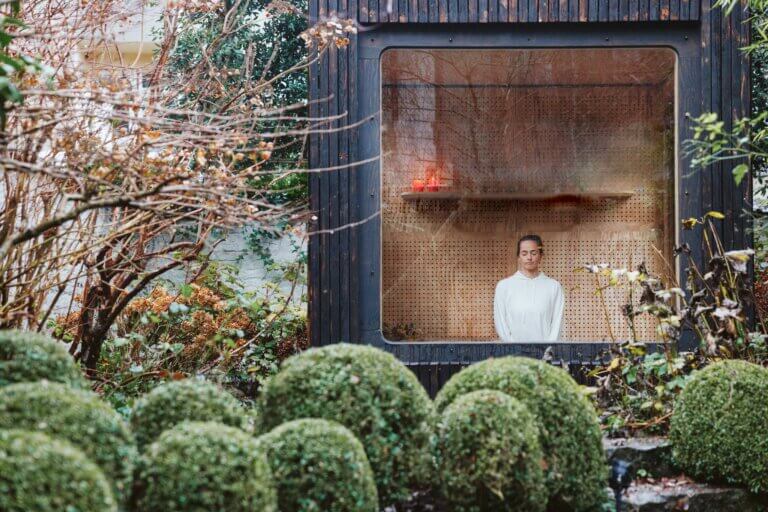 Une capsule de Mywoodcab dans un jardin