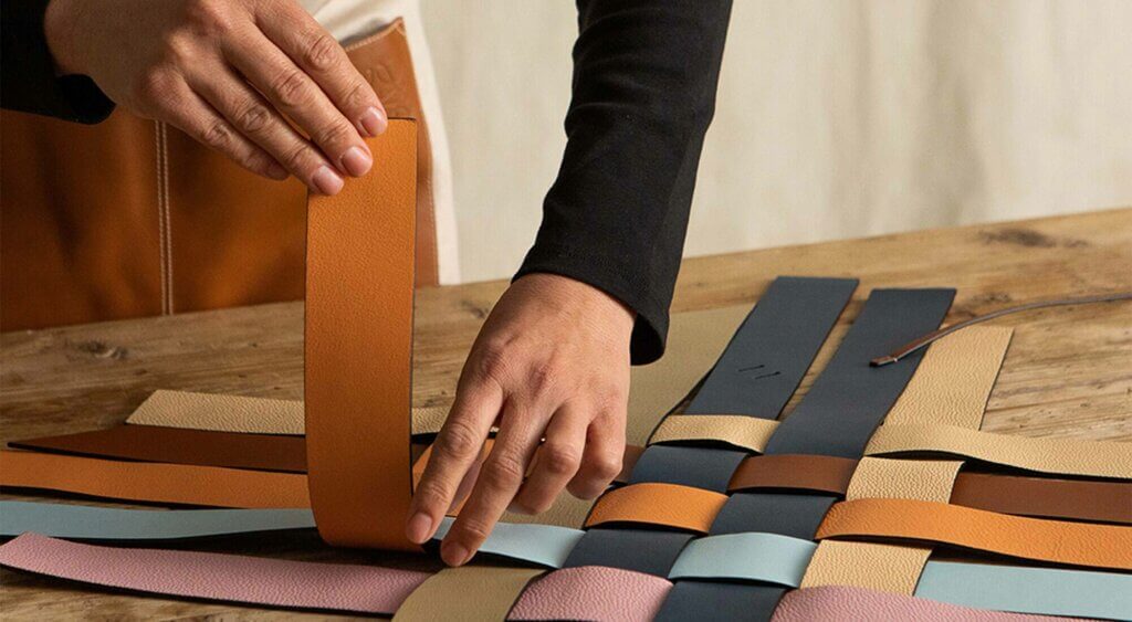 Avec le « Surplus Project », Loewe crée des sacs uniquement à partir de chutes de cuir issues de ses précédentes collections. © LOEWE