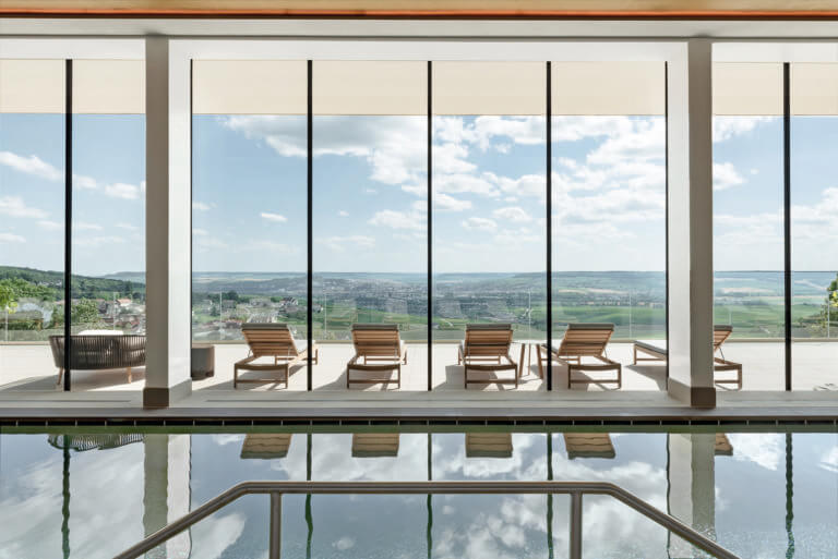 Piscine et vue extérieure