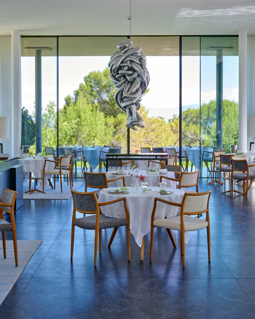 Le restaurant d'Hélène Darroze à Villa La Coste où trône une œuvre de Louise Bourgeois. © DR