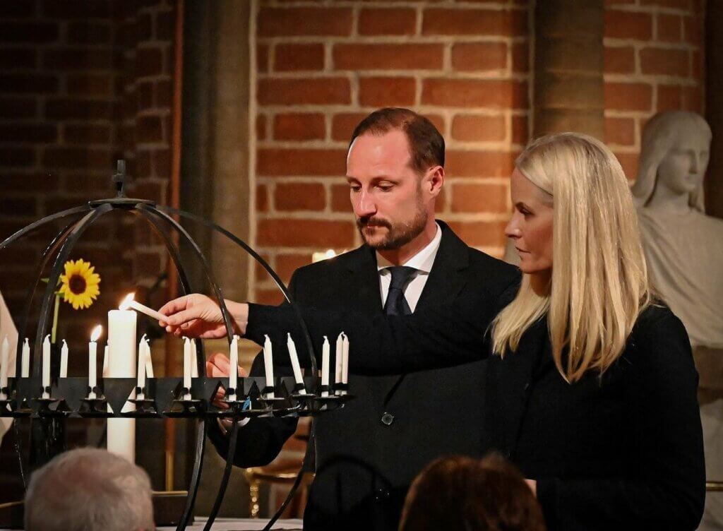 Le prince prince héritier Haakon et la princesse Mette-Marit lors d'un service religieux pour la paix en Ukraine