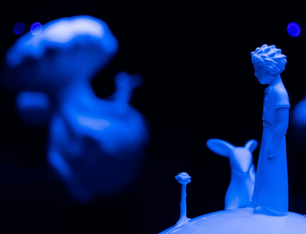 Les sculptures flurorescentes de Arnaud Nazare-Aga pour l'exposition Le Petit Prince parmi les hommes