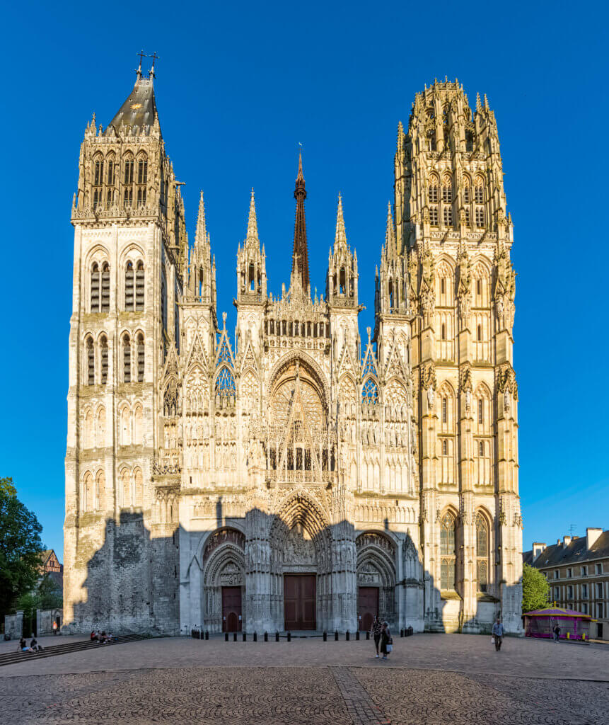 La façade représente ainsi un précieux témoignage de l'évolution de l'art gothique du milieu du XIIe siècle jusqu'au début du XVIe. © CM