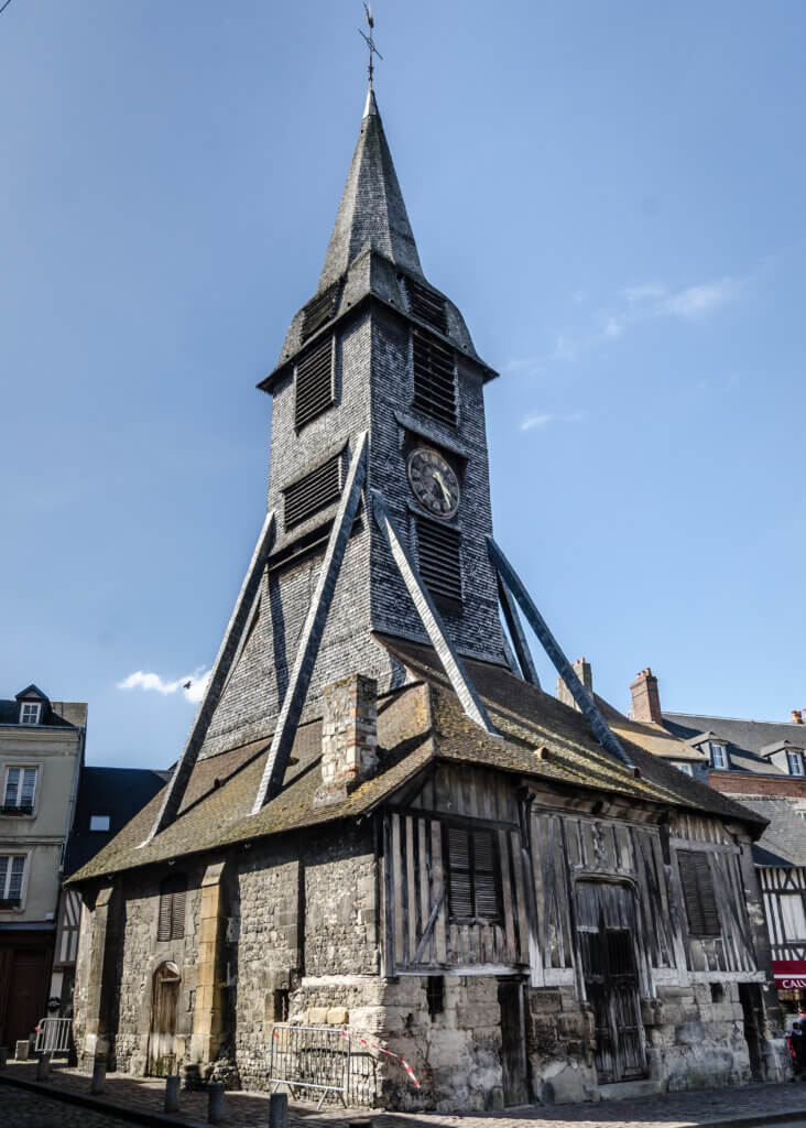 L'ancien clocher, trop lourd pour sa charpente en bois a été séparé de l'église. © CM