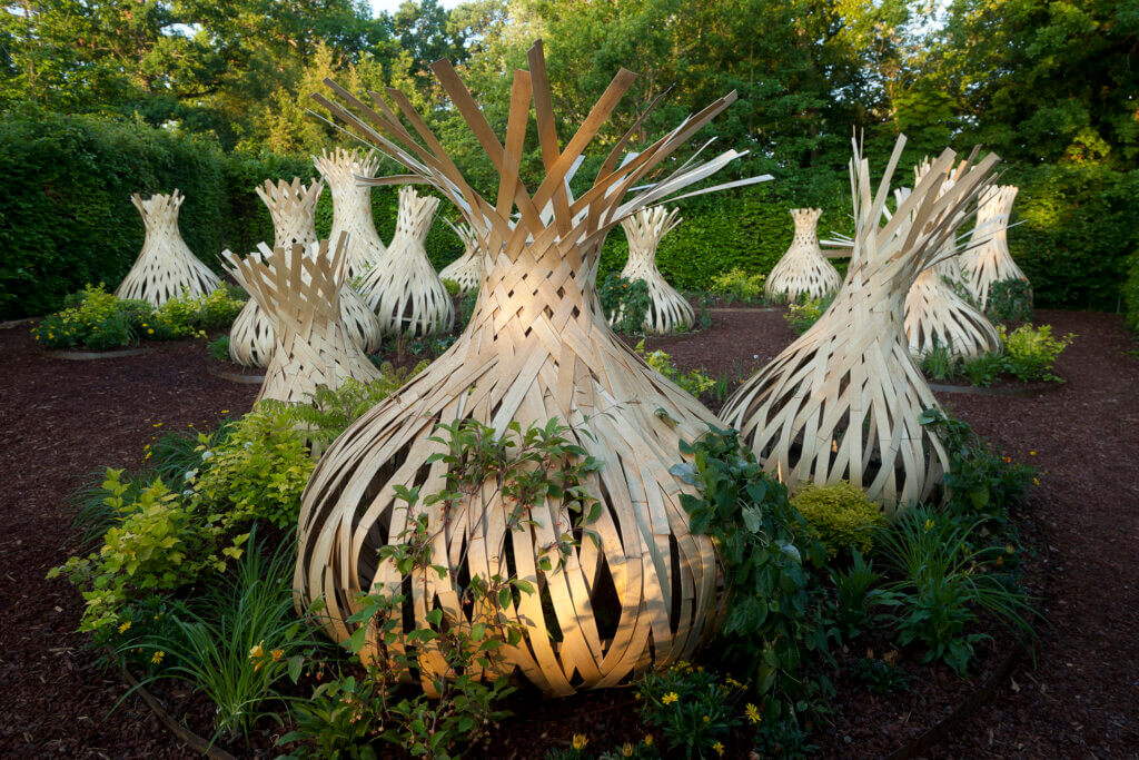 Les Bulbes fertiles, une oeuvre collective réalisée à base de bois de cagettes. © Eric Sander