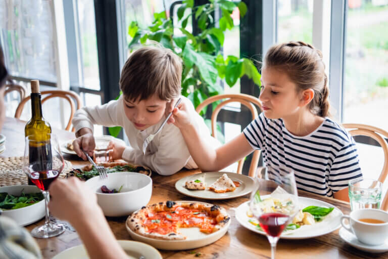 Des enfants aux restaurantsa