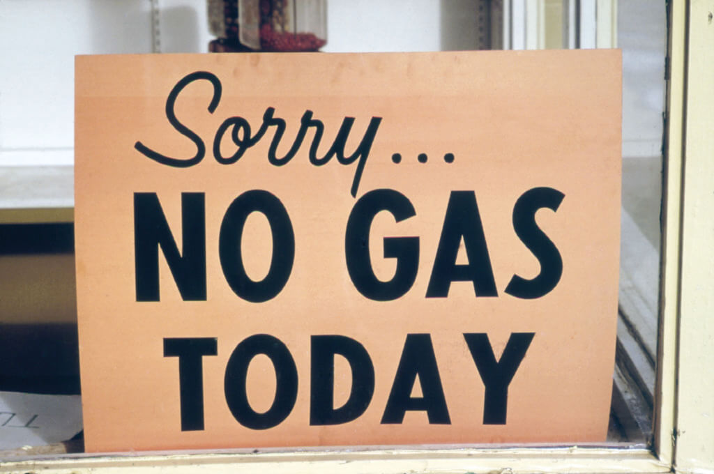 ”Désolé… PAS D’ESSENCE AUJOURD’HUI“, panneau affiché dans une station-service de l’Oregon, États-Unis en octobre 1973. © DR