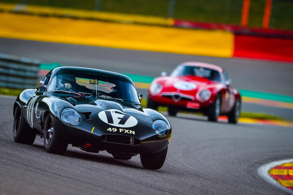 Une Jaguar Type E une Alfa Romeo