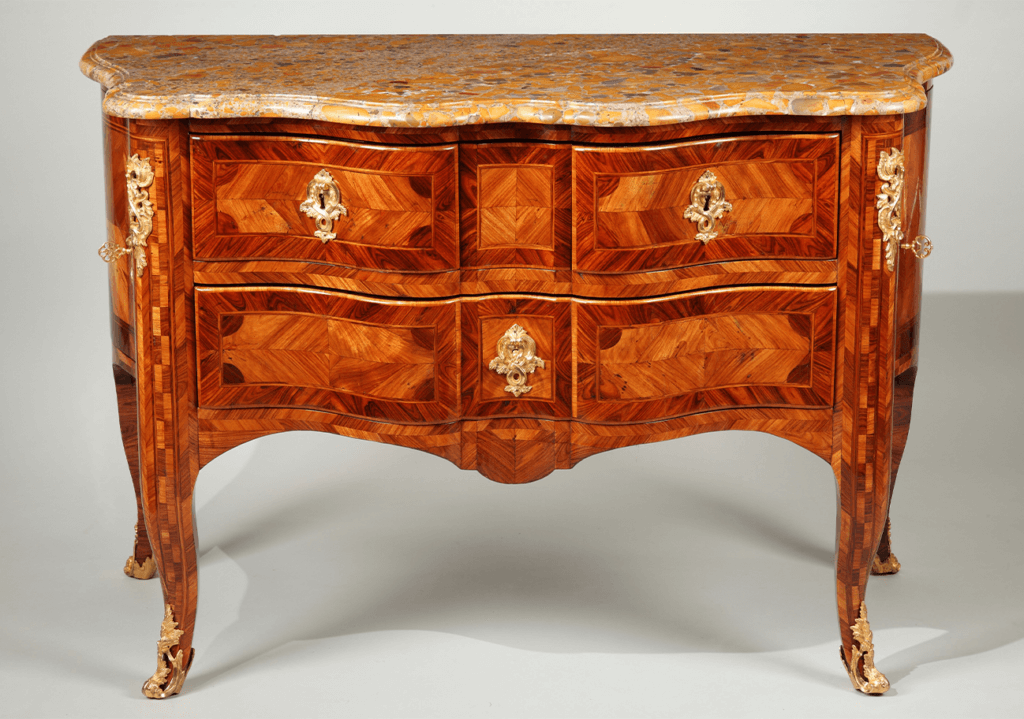 Brafa : La maison Costermans propose cette commode sauteuse en marqueterie de style Régence attribuée à Pierre Migeon IV (1696-1758).