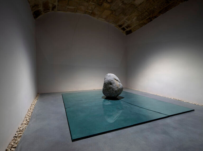 Lee Ufan, Relatum 1969/2022. © ADAGP 2022 Lee Ufan. Photo. Archives Kamel Mennour. Courtesy the artist and Kamel Mennour, Paris