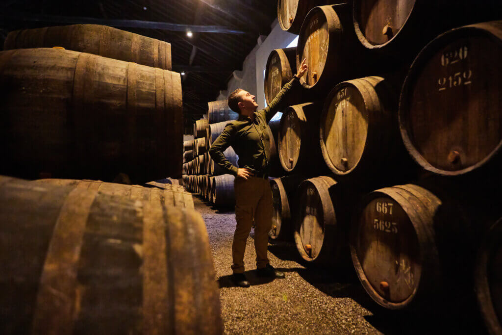 Des fûts de whisky dans une distillerie