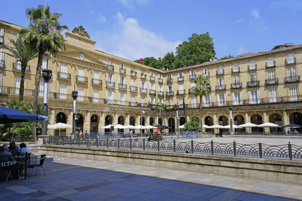La Plaza Nueva / Plaza Barria fut construite en 1821 dans un son style néo-classique. © DR