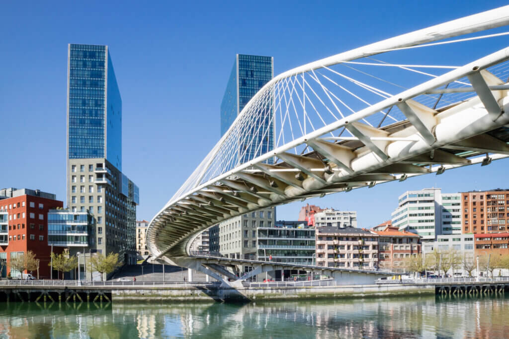 Le 'Zubizuri' (pont blanc en basque) de Santiago Calatrava. © DR
