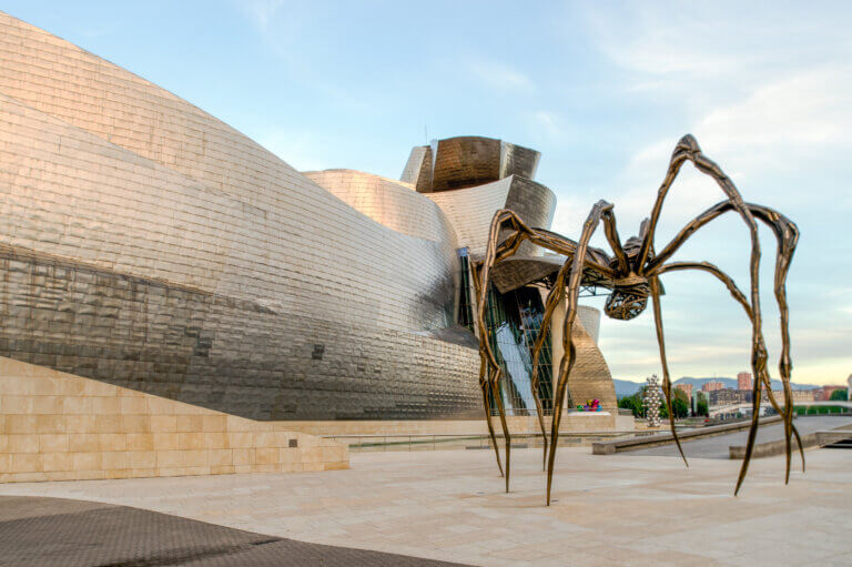 Maman de Louise Bourgeois devant le Musée Guggenheim de Bilbao. © DR