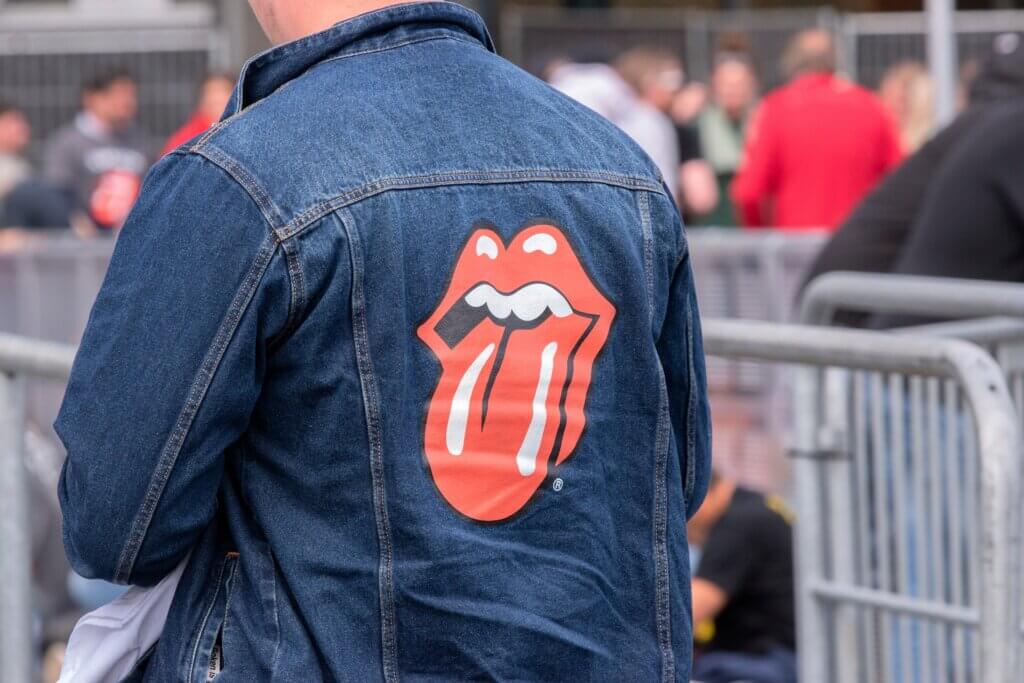 Un blouson en jean orné du logo des Rolling Stones