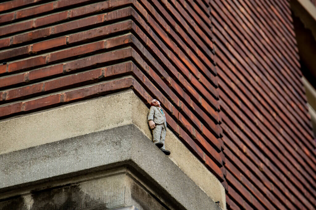 Les œuvres murales d'Isaac Cordal. © DR