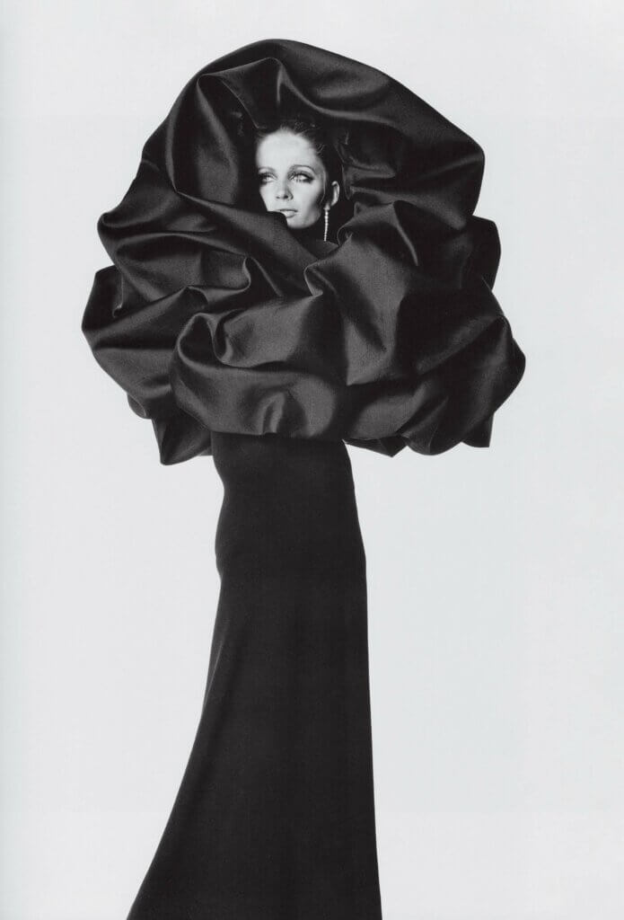 Une photo de Irving Penn de Sue Murray en Balenciaga pour Vogue, Septembre 1967 © DR