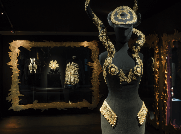 Vues de l’exposition «Shocking! Les mondes surréalistes d’Elsa Schiaparelli » © Les Arts Décoratifs / Christophe Dellière