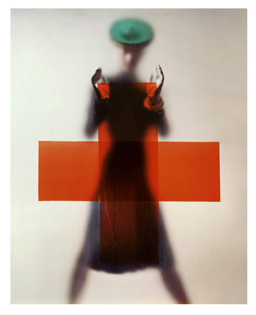Erwin Blumenfeld, Red Cross (Croix rouge) pour Vogue US © The Estate of Erwin Blumenfeld 2022