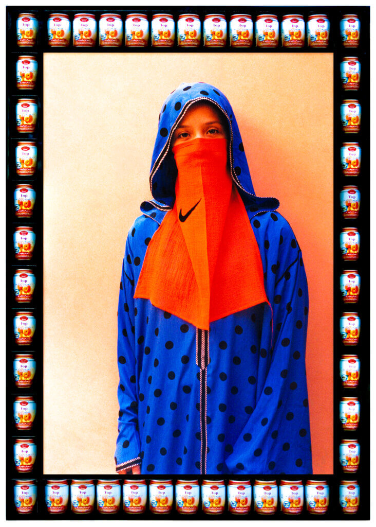 Hassan Hajjaj, B.P.F.C., 2006, impression lambda avec cadre composé de canettes. © 193 Gallery