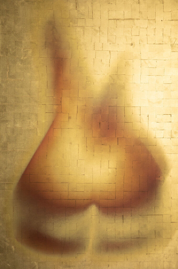 Le Matin, 2022, impression sur feuille d'or 24 carats, encadrée avec un cadre noir à intervalle d'ombre, 75 x 114 cm © Lionel Machris