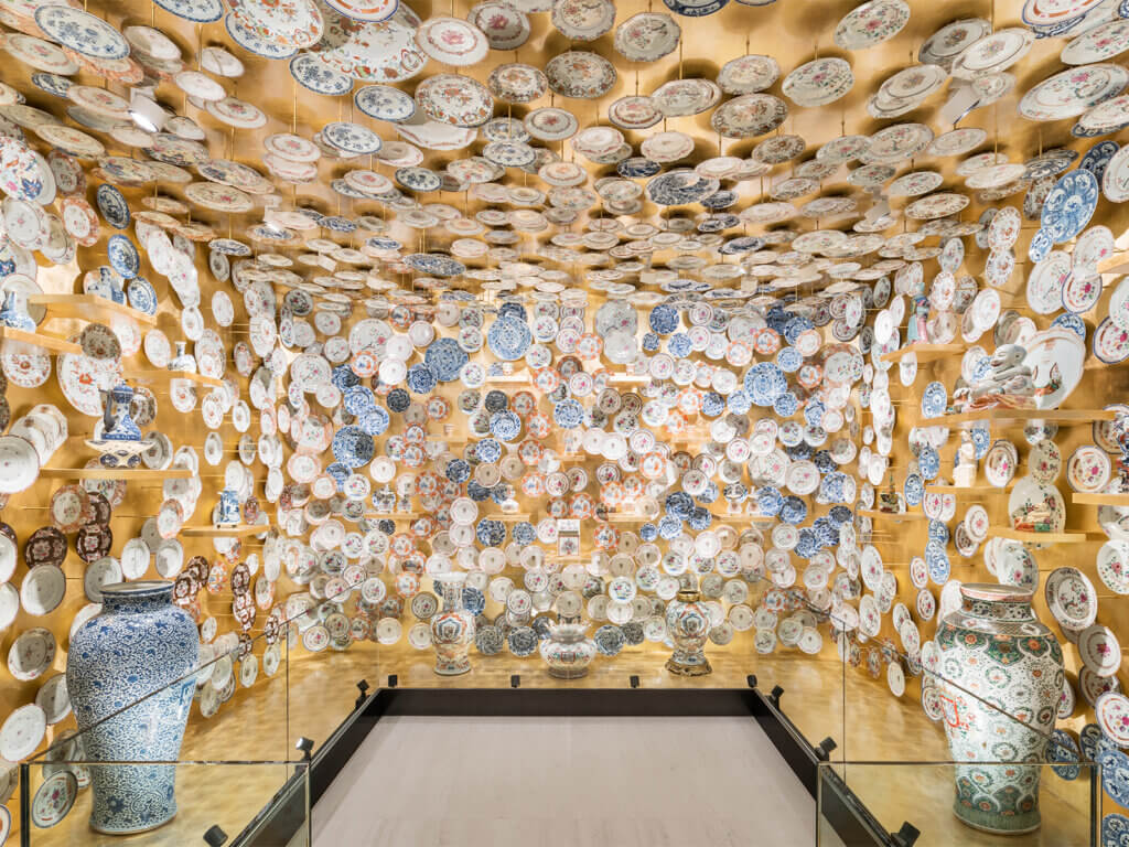 La Salle aux Porcelaines regroupant un impressionant nombre d'assiettes. © Fondazione Prada