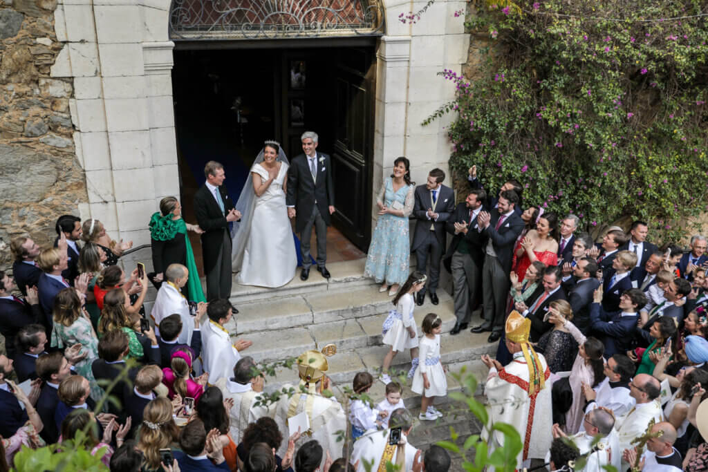 Alexandra de Luxembourg et Nicolas Bagory sur le parvis de l'église le jour de leur mariage devant leurs invités