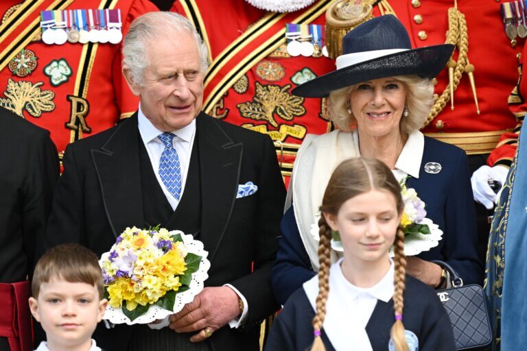 Le Roi Charles III et la reine Camilla lors d'un défilé