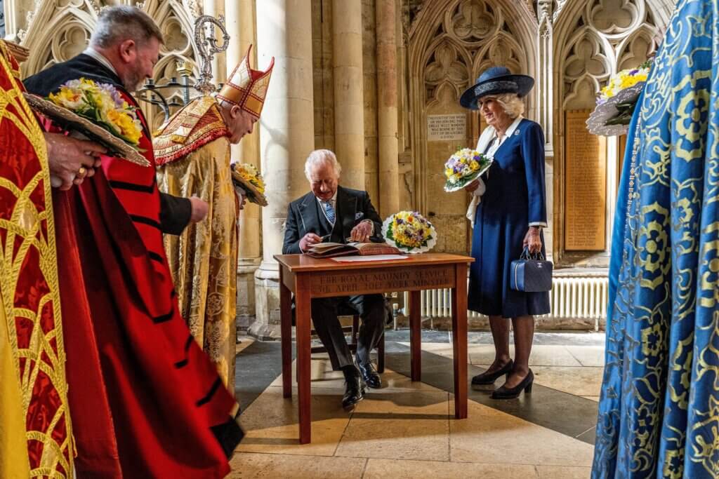 Le roi Charles III et la reine Camilla signent des documents officiels