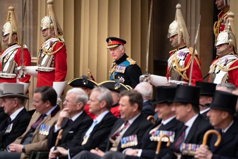 Le roi Charles III en uniforme de cérémonie