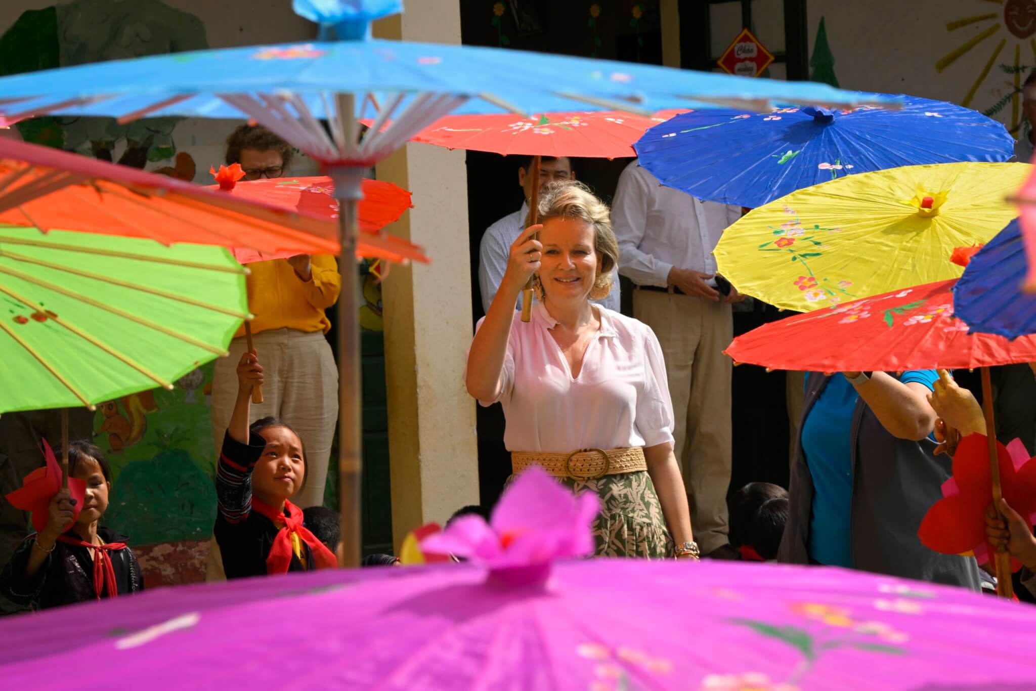 La reine Mathilde de Belgique sous des ombrelles au Vietnam