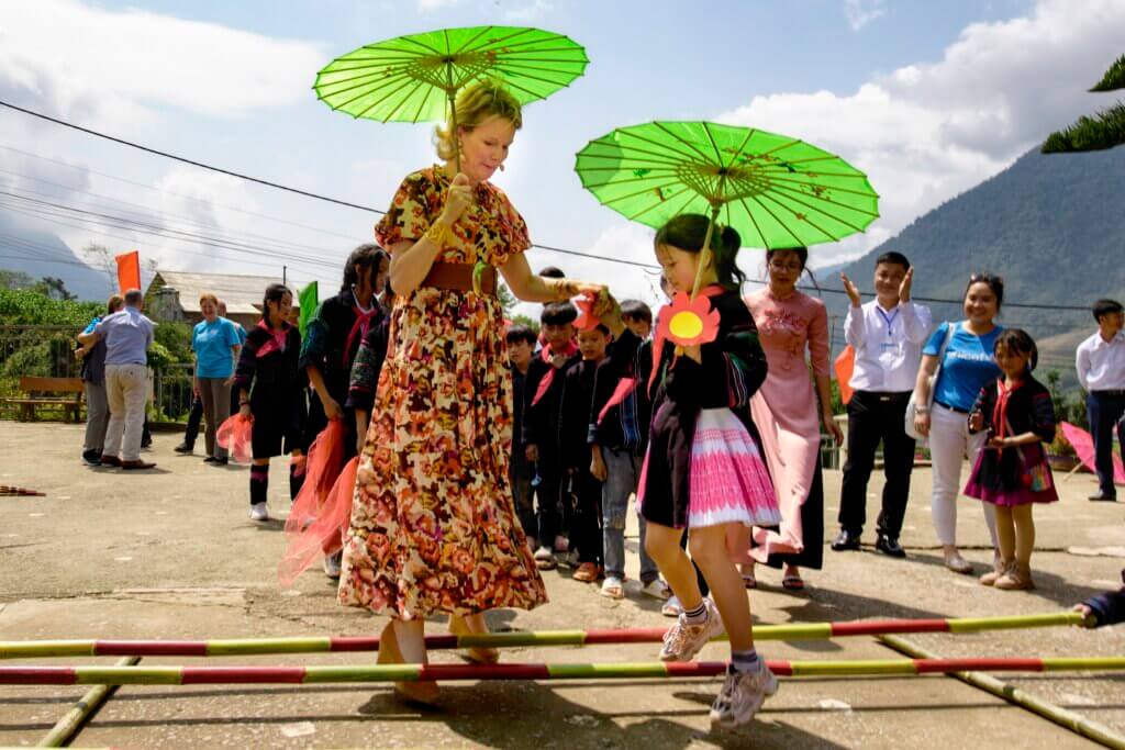 La reine Mathilde jouant à un jeu traditionnel vietnamien