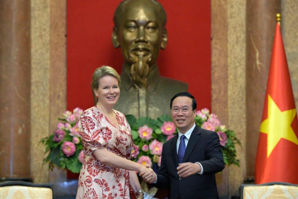 La reine Mathilde de Belgique sert la main du président vietnamien Vo Van Thuong