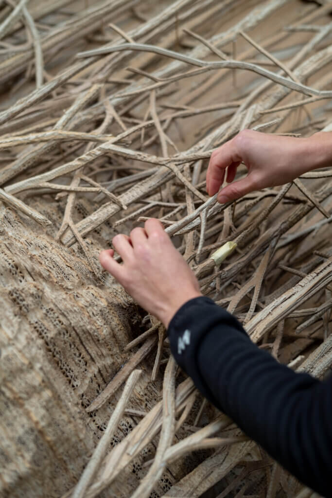 Les mains méticuleuses de l'artiste travaillant sur l'une des ses Forêts. © Courtesy of the artist & Champagne Ruinart