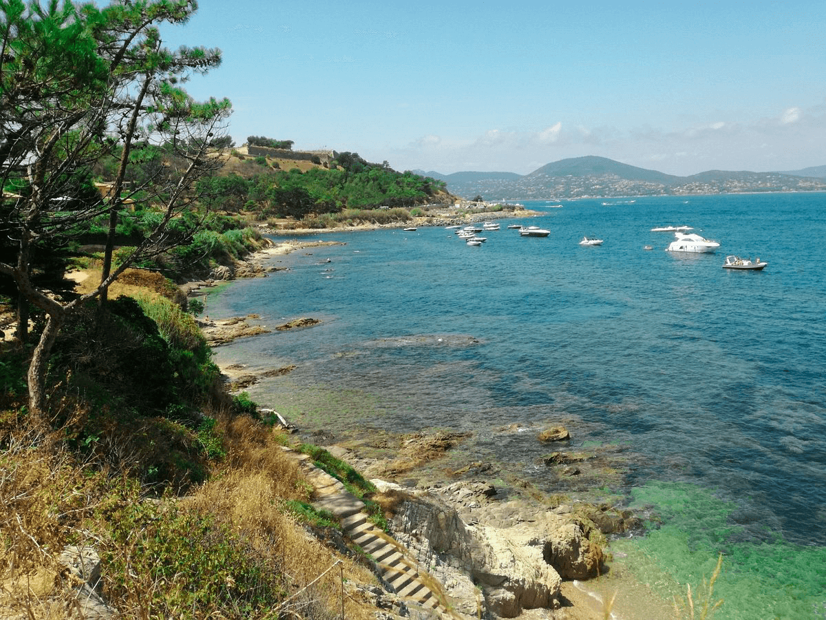 Les plages mythiques de la Presqu’île de Saint-Tropez • L'Éventail