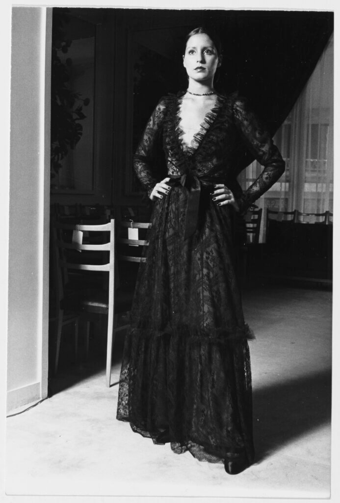 Robe du soir portée par Elsa Faùndez de Dodero. Collection haute couture automne-hiver 1971 © Yves Saint Laurent