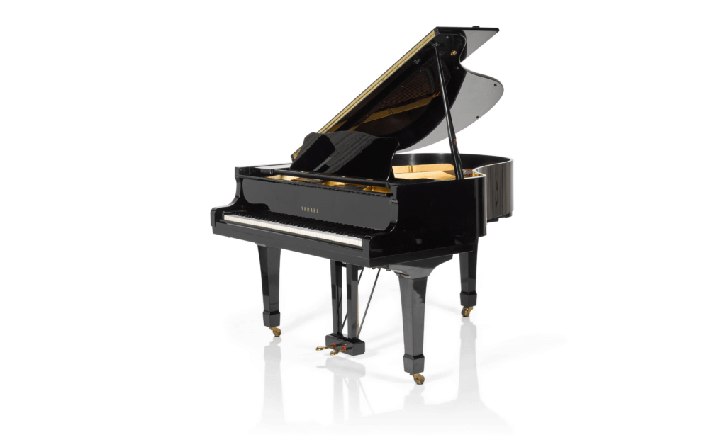 Le piano signé Yamaha Grand, instrument personnel de Freddie Mercury, estimé entre 2 et 3 millions de £. © Sotheby's