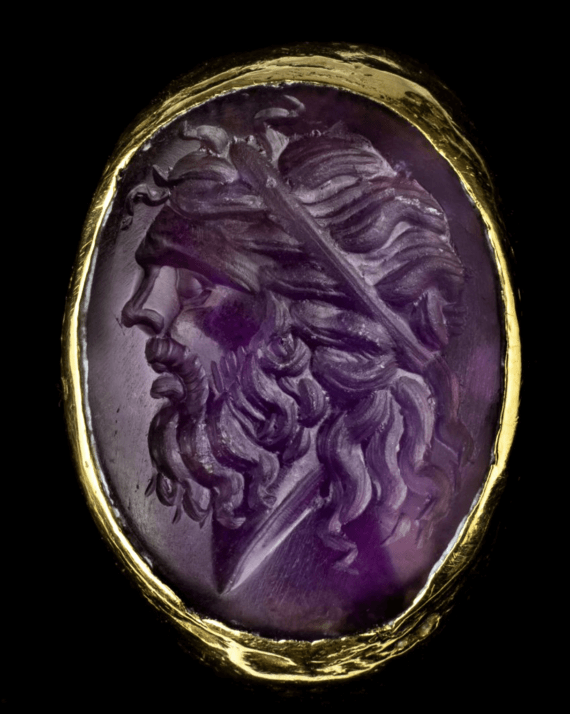 Bague d’époque romaine représentant Jupiter, Xe siècle av. J-C, or et améthyste, 1,6 x 2,2 cm. © DR